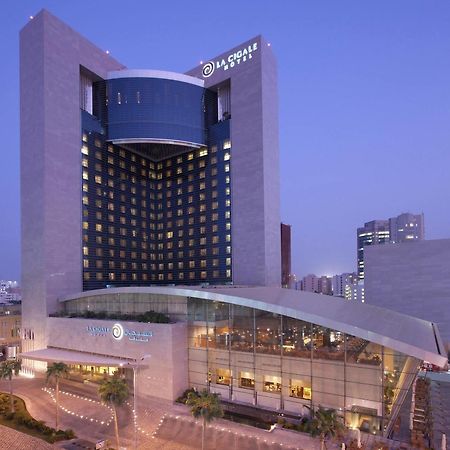 La Cigale Hotel Managed By Accor Doha Buitenkant foto The hotel at night