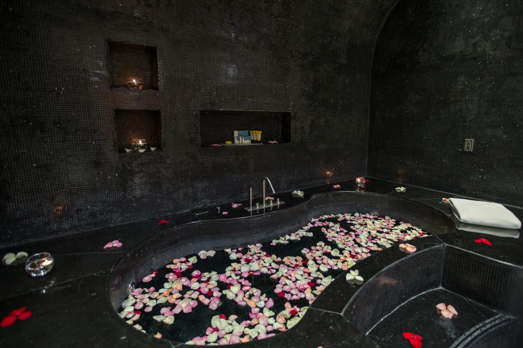 La Cigale Hotel Managed By Accor Doha Buitenkant foto A spa in the hotel