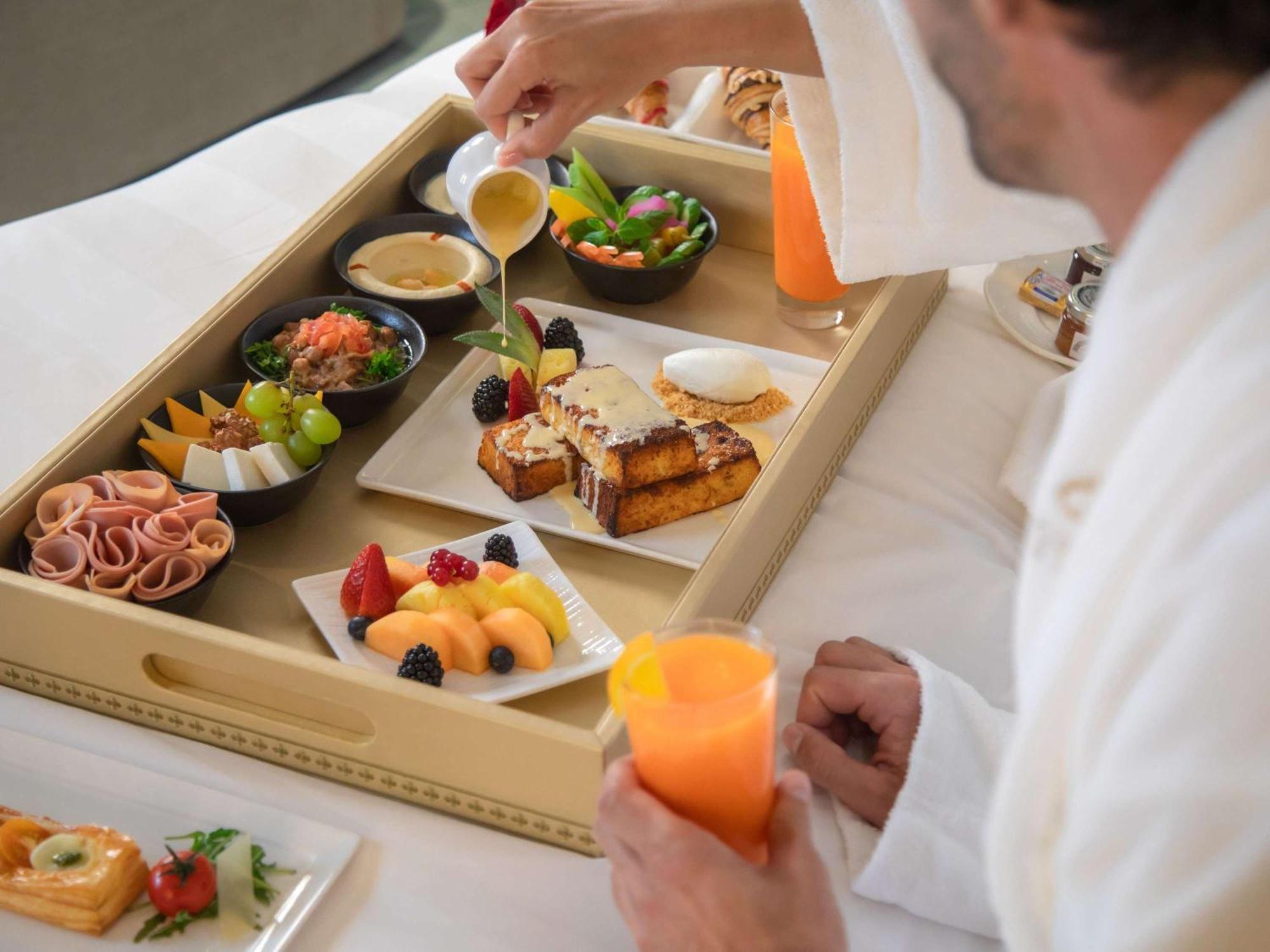 La Cigale Hotel Managed By Accor Doha Buitenkant foto A breakfast tray