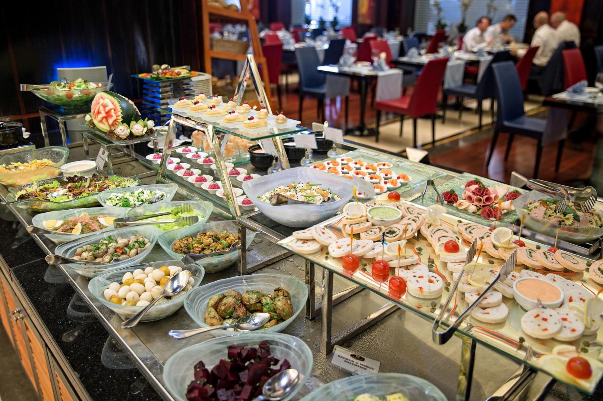 La Cigale Hotel Managed By Accor Doha Buitenkant foto A buffet at a hotel